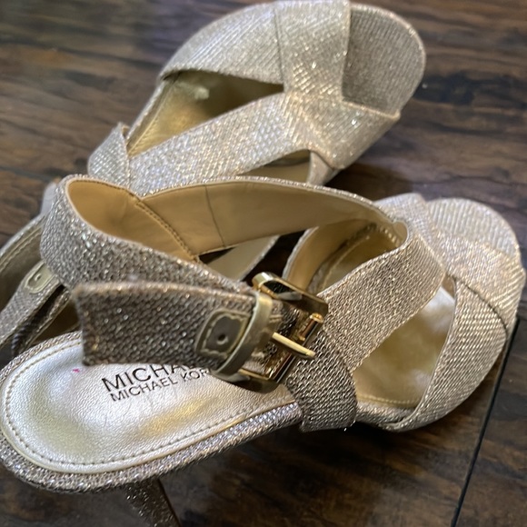 Michael Kors Gold metallic sandals - Picture 7 of 9